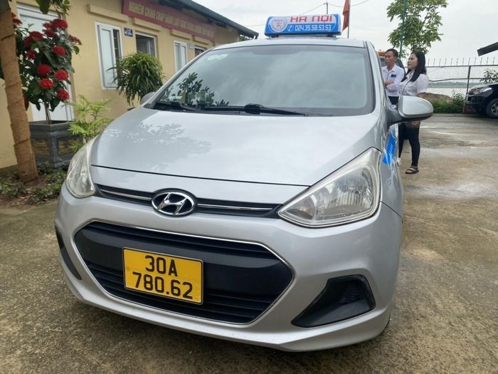 Xe taxi liên quan đến vụ việc thu quá số tiền quy định đối với khách du lịch nước ngoài. Ảnh: TTXVN