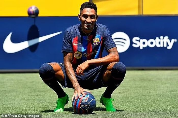 Barca đang kiếm tiền để đăng ký tân binh