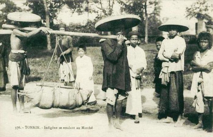 Phu gánh lợn đội nón thượng