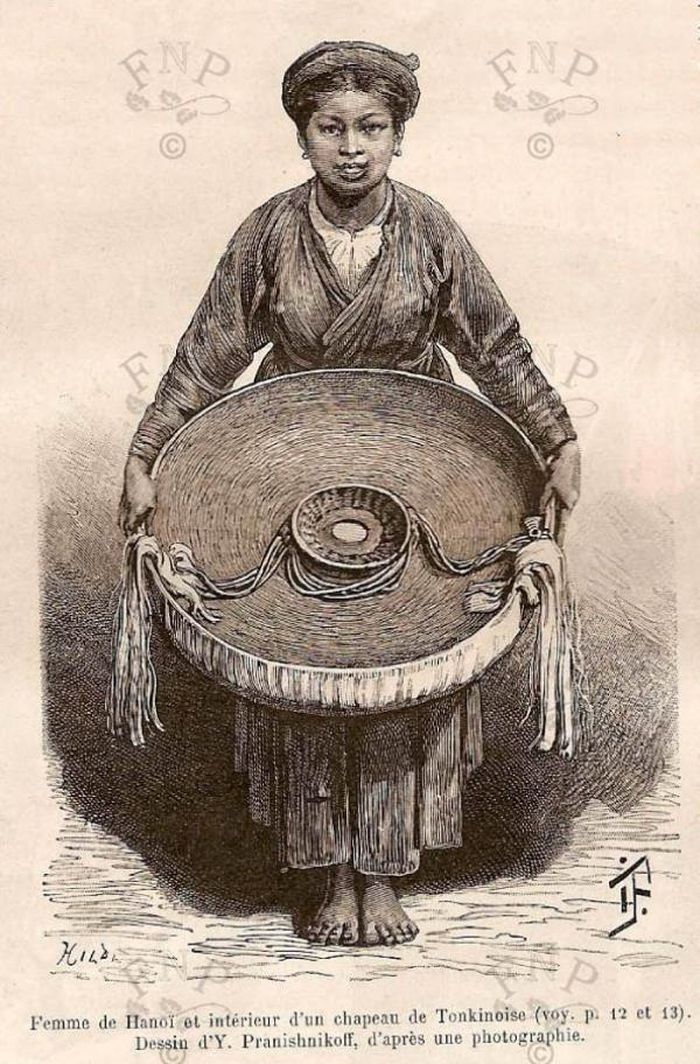 Lòng nón thượng được môt tả chi tiết trong một tấm ảnh chụp của bác sĩ Hocquard, được một họa sĩ vẽ lại, tôn lên những chi tiết tinh tế của quai thao