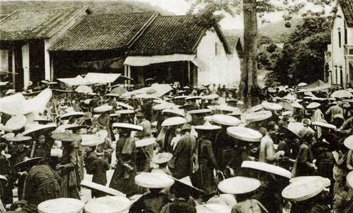 Loại nón thượng chiếm số đông qua tấm ảnh họp chợ