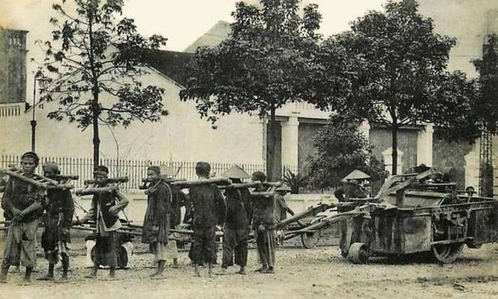 Bắc Kỳ - Tù nhân bị đeo gống kéo xe lu để làm đường. Bưu ảnh Dieulefils Hn, số 3133b