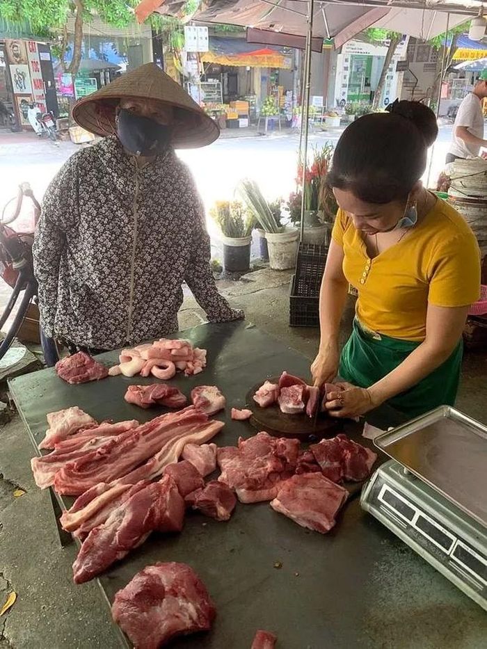 Bà Cúc cho biết, giá thịt lợn tăng cao nên giờ bà hạn chế mua, và chuyển sang loại thịt khác