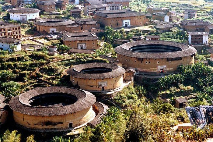 Chất liệu làm nên tulou cũng rất đặc biệt, đó là đất trộn với cát lấy ở sông, trứng gà, gạo nếp và nhiều thứ khác. Tất cả chúng đều được nung bằng một phương pháp bí mật tạo nên chất liệu rất chắc chắn.