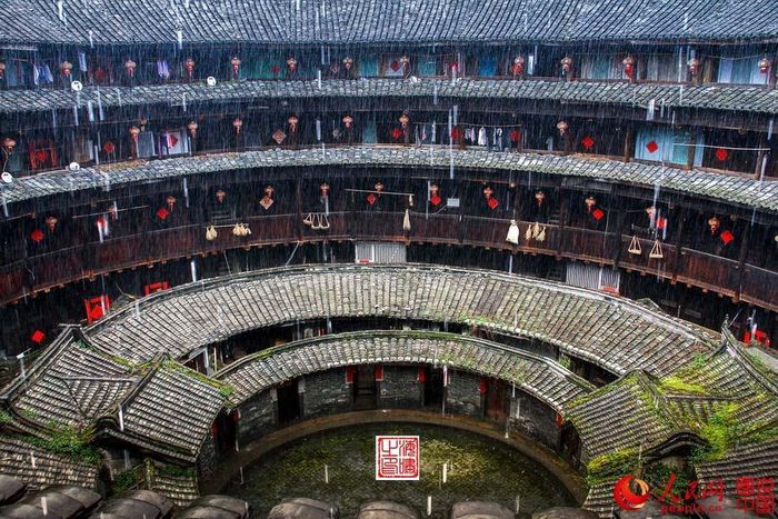 Sự bình đẳng trong mối quan hệ và kiến trúc ổn định này giúp cho việc chống trộm cướp ở miền nam Trung Quốc trở nên dễ dàng hơn.