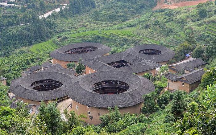 Ngoài ra, kiến trúc tulou tập trung vào mục đích chính là bảo vệ các "pháo đài". Do đó, mỗi tulou chỉ có một cửa ra vào và không có cửa sổ ở tầng trệt. Các cổng của thành là quan trọng nhất, thường được gia cố chắc chắn bằng đá và sắt.