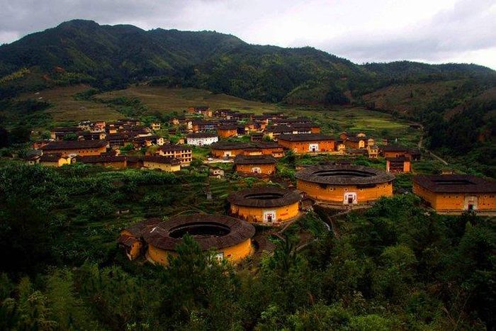 "Những pháo đài độc nhất vô nhị này" được mệnh danh là “hóa thạch sống” của kiến trúc xây dựng cổ đại ở Trung Quốc. Vào tháng 7 năm 2008, UNESCO đã công nhận 46 tulou ở tỉnh Phúc Kiến là Di sản Thế giới.