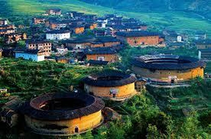 Mỗi tulou có thể được coi là một ngôi làng nhỏ hoặc một “vương quốc nhỏ” của một gia đình lớn.