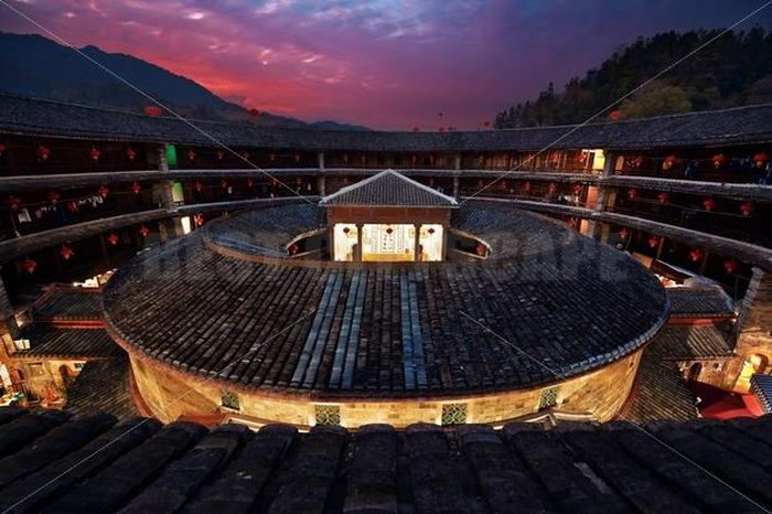 Một tulou thường khá lớn, có từ 3 đến 5 tầng với lớp gạch ở tầng trên cùng. Bên trong chòi được chia thành nhiều phòng, kho lương thực, kho vũ khí, phòng khách, phòng thờ…