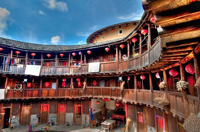 Trái ngược với cấu trúc đơn giản bên ngoài, bên trong của mỗi tulou được trang trí khá linh hoạt, sao cho ấm vào mùa đông và mát vào mùa hè. Các phòng đều sáng sủa, thông thoáng, xây nguyên căn để chống động đất.