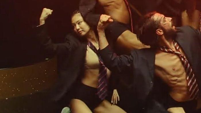 Jennie để kiểu tóc tết dây thừng trong trailer phim The Idol.