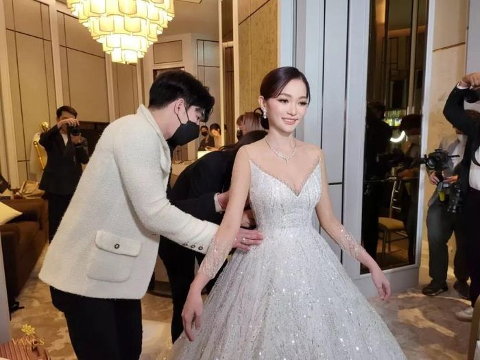 Hình ảnh trong hôn lễ của Weir Sukollawat.