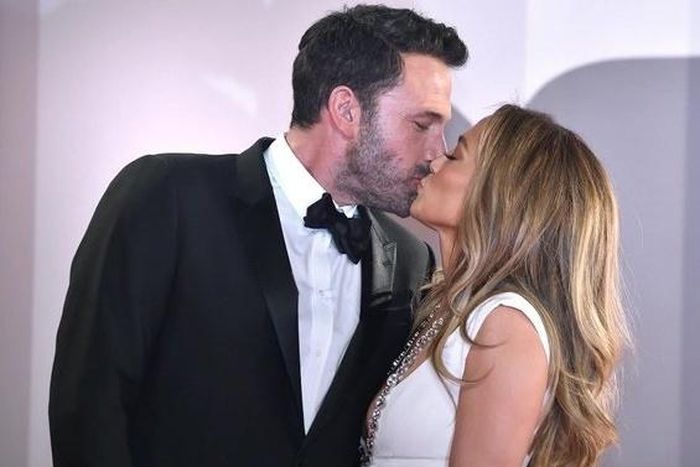 Ben Affleck mua bất động sản này vào năm 2003, khi đang hẹn hò với J.Lo, với giá 7 triệu USD. Đến năm 2019, tài tử rao bán với giá 9 triệu USD nhưng không có người mua. 