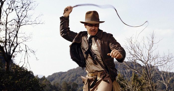 Harrison Ford với chiếc roi da và mũ phớt trong phim “Indiana Jones”