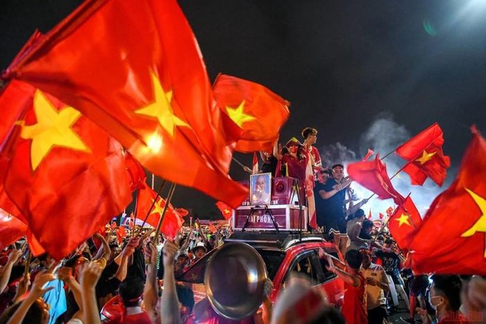 Cổ động viên Việt Nam đổ ra đường sau khi U23 Việt Nam bảo vệ thành công chức vô địch SEA Games 31. 