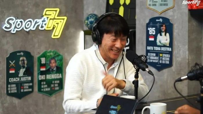 HLV Shin Tae-Yong trả lời phỏng vấn (Ảnh: Sport77)