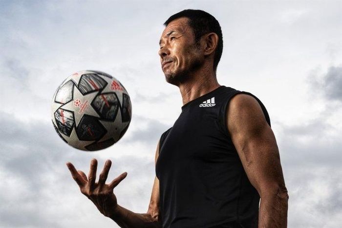  Huấn luyện viên Son Woong-jung, cha của tiền đạo Son Heung-min thuộc CLB Tottenham Hotspur, tại Học viện bóng đá Son ở Chuncheon, tỉnh Gangwon. 