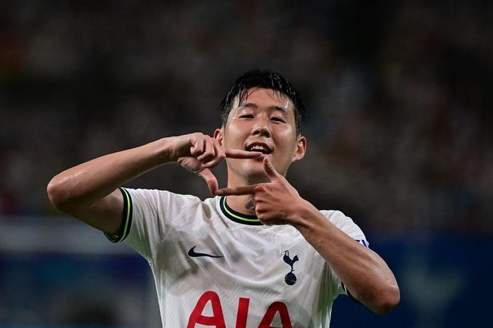  Son Heung-min trở thành cầu thủ châu Á đầu tiên giành được giải thưởng Chiếc giày vàng Premier League. 