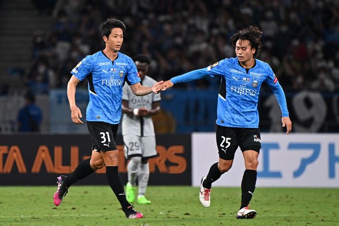  Cả PSG và Kawasaki lần lượt rút trụ cột ra nghỉ để tung cầu thủ dự bị vào sân trong những phút còn lại của hiệp hai. Phút 84, lão tướng Yamamura Kazuya (số 31) ghi bàn danh dự cho đội bóng Nhật Bản. 