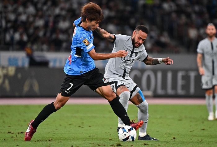  Neymar không tỏa sáng nhưng cũng khiến người hâm mộ thích thú nhờ những pha xử lý kỹ thuật. 
