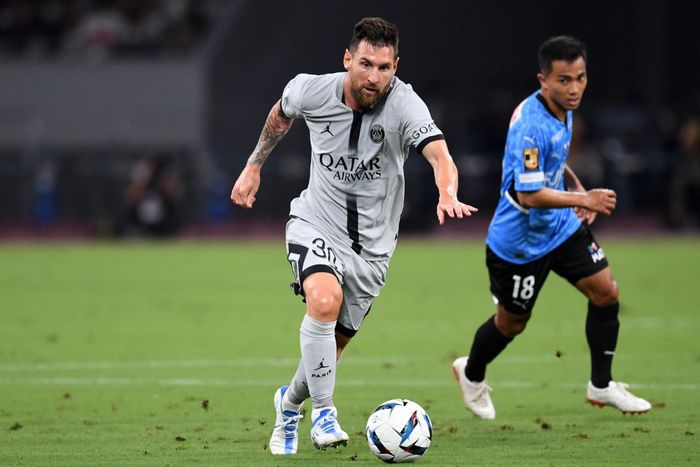  Do đẳng cấp chênh lệch, "Messi Thái" không thể sánh với Messi thực thụ bên phía PSG dù cho ngôi sao Argentina qua thời đỉnh cao. Phút 32, Messi dứt điểm một chạm quyết đoán để mở tỷ số cho PSG. 