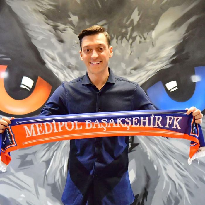 Ozil trong lễ ra mắt đội bóng mới Basaksehir