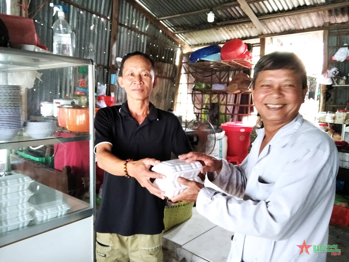 Người dân đến quán cơm chay 0 đồng được phục vụ tận tình.