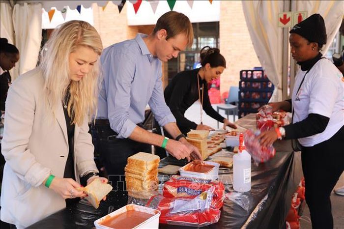 Các tình nguyện viên làm 7000 chiếc bánh mì sandwich tại Quảng trường Nelson Mandela, Johannesburg. Ảnh: Hồng Minh/Pv TTXVN tại Nam Phi