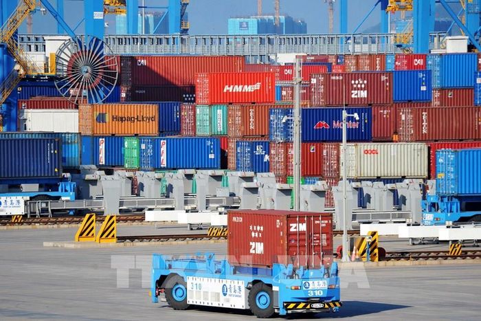 Cảng hàng hóa ở tỉnh Sơn Đông, Trung Quốc. Ảnh: AFP/TTXVN