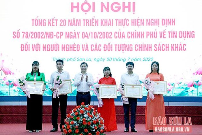 Lãnh đạo thành phố tặng giấy khen các tập thể.