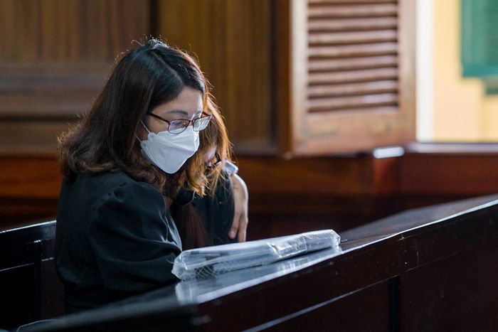  Mẹ bé V.A. khóc khi đến tòa. Ảnh: Chí Hùng. 