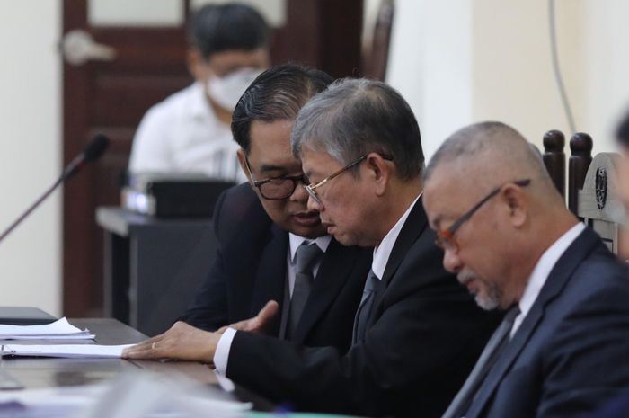  Sau khi nghe quan điểm của đại diện VKS, đại diện luật sư bào chữa cho các bị cáo cho rằng mức án VKS đề nghị là quá cao. Hôm nay, luật sư và kiểm sát viên sẽ tranh luận về vai trò, hành vi và hình phạt đối với các bị cáo ở Tịnh thất Bồng Lai. 