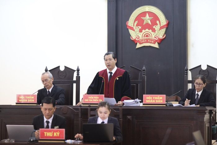  Các luật sư bào chữa cho bị cáo đề nghị dừng phiên tòa. Tuy nhiên, sau khi hội ý, chủ tọa tuyên bố những trường hợp vắng mặt không ảnh hưởng đến việc xét xử nên tòa tiếp tục làm việc. 