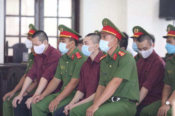  Đại diện VKSND huyện Đức Hòa cho rằng các bị cáo đã bàn bạc, dàn dựng, đăng tải các clip lên mạng xã hội nhằm xuyên tạc, bôi nhọ, xúc phạm danh dự Công an huyện Đức Hòa và nhiều tổ chức, cá nhân. 