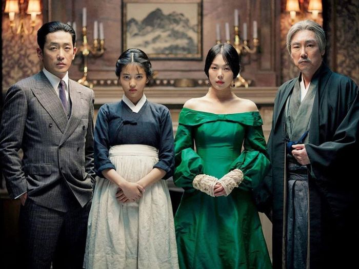 Kim Tae Ri (đứng thứ 2, từ trái qua) trong “Người hầu gái”