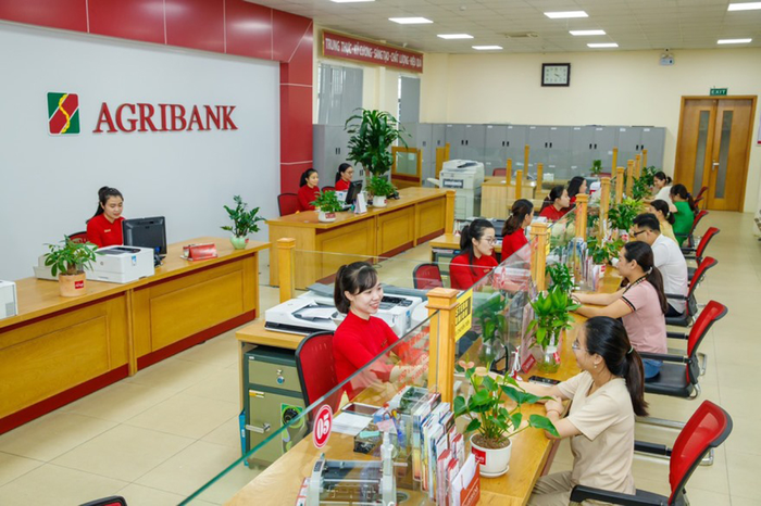Khách hàng giao dịch tại Ngân hàng Nông nghiệp và Phát triển nông thôn Việt Nam (Agribank). Ảnh: NGÔ TRANG