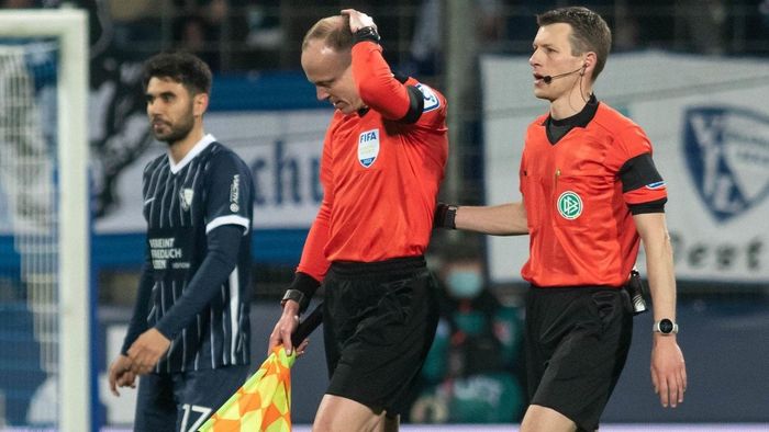  BTC của Bundesliga sau đó đã tuyên bố kết thúc trận đấu ở phút 71, đồng nghĩa với 3 điểm dành cho Gladbach khi đội bóng này đang dẫn trước với tỷ số 2-0. CĐV ném bia xuống sân sau đó đã bị cấm trọn đời trong việc dự khán các trận đấu của Bochum. Cùng với đó, CLB cũng đã thiết lập hệ thống camera có độ phân giải cao để tránh những sự cố đáng tiếc tái hiện. 