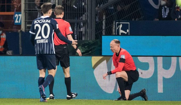  Đầu năm nay, sự cố không mong muốn đã diễn ra trong trận đấu giữa Bochum và Borussia Monchengladbach tại Bundesliga. Một CĐV trên khán đài đội chủ nhà đã có hành động ném cốc bia xuống sân, vô tình trúng đầu trọng tài biên Christian Gittelman. Trận đấu sau đó đã phải tạm hoãn vô thời hạn. 
