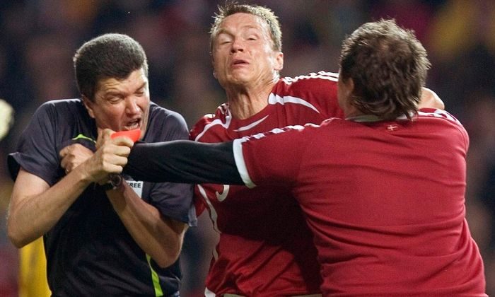  Vào năm 2007, một CĐV quá khích đã lao xuống sân trong trận đấu giữa Đan Mạch và Thụy Điển tại vòng loại Euro. Sau khi trọng tài tặng cho Thụy Điển quả đá phạt đền, Ronni Norvig nảy ra ý định đấm “ông vua áo đen”. Anh đã bị Michael Gravgaard ngăn chuyện đó lại. Dù vậy, UEFA vẫn ra quyết định xử thua 0-3, khiến Đan Mạch nhận thất bại cay đắng. 