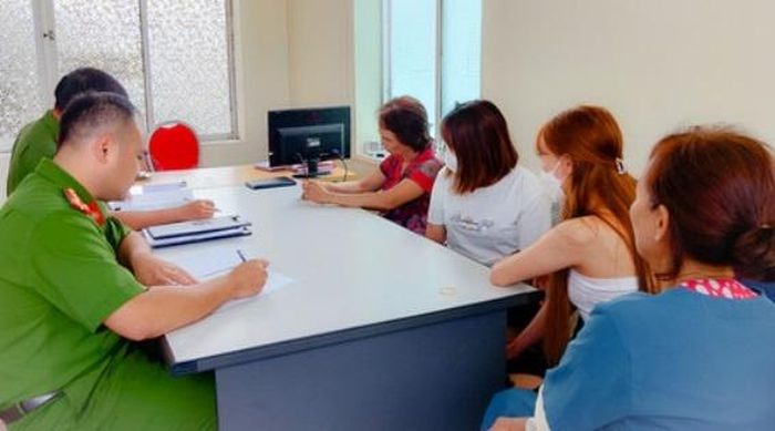 Công an làm việc với những người liên quan.