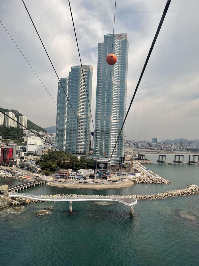 Một góc thành phố Busan nhìn từ cáp treo trên biển
