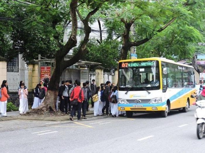 Nhiều học sinh tham gia phương tiện giao thông công cộng - Ảnh: VGP/Lưu Hương