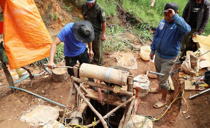Bắt quả tang các đối tượng đang khai thác thiếc trái phép