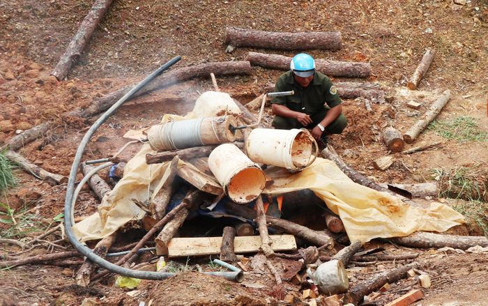 Tiêu hủy một số máy móc, vật dụng đào đãi thiếc