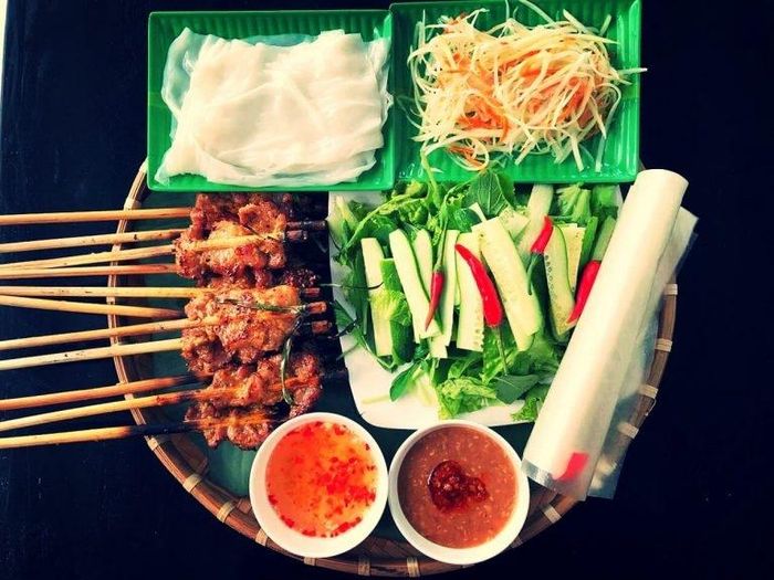 Đặc sản Hội An có nhiều món ngon nhưng nức tiếng nhất có lẽ là bánh ướt thịt nướng. Món ăn này mang hương vị cay - chua - mặn - ngọt hòa quyện khéo léo đến nao lòng với bất cứ ai một lần thưởng thức. Thịt nướng phải là loại nạc vai mềm. Thịt được nướng trên bếp than. Người nướng sẽ canh thịt sao cho vừa cháy sém, tỏa mùi thơm là có thể lấy xuống. Món ăn sẽ không tròn vị nếu thiếu chén nước chấm chung không có độ quyện của gan và tương đậu.