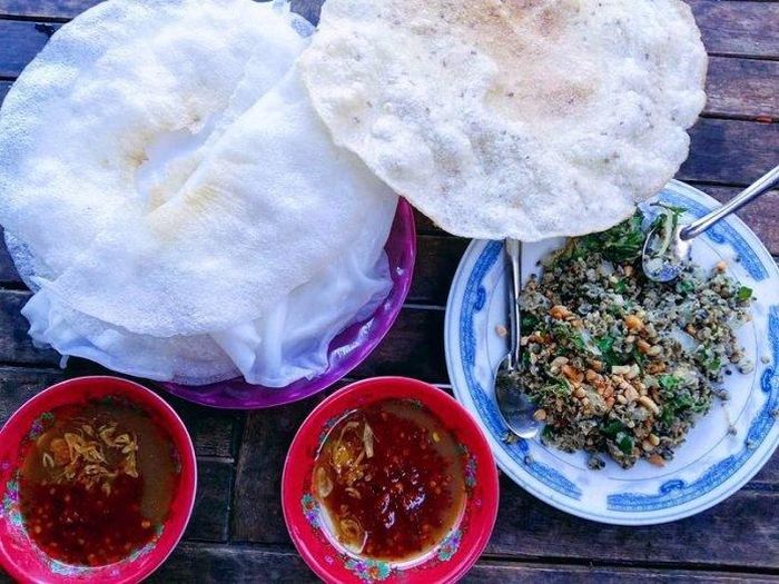 Tuy không phải là một món ăn cao cấp, nhưng “đặc sản” này vẫn đủ sức làm say lòng bất cứ du khách nào khi đến với Hội An. Với hương vị thơm ngon, giòn giòn của bánh quyện lẫn mùi thơm nồng ngon ngọt của bát nước chấm được làm từ mắm nêm với nguyên liệu chính là cá cơm và củ hành hương. Ngày nay, ngoài mắm nêm hành hương, du khách rất thích được thức món ăn này kèm với hến xào, thịt heo luộc và một chút rau sống.