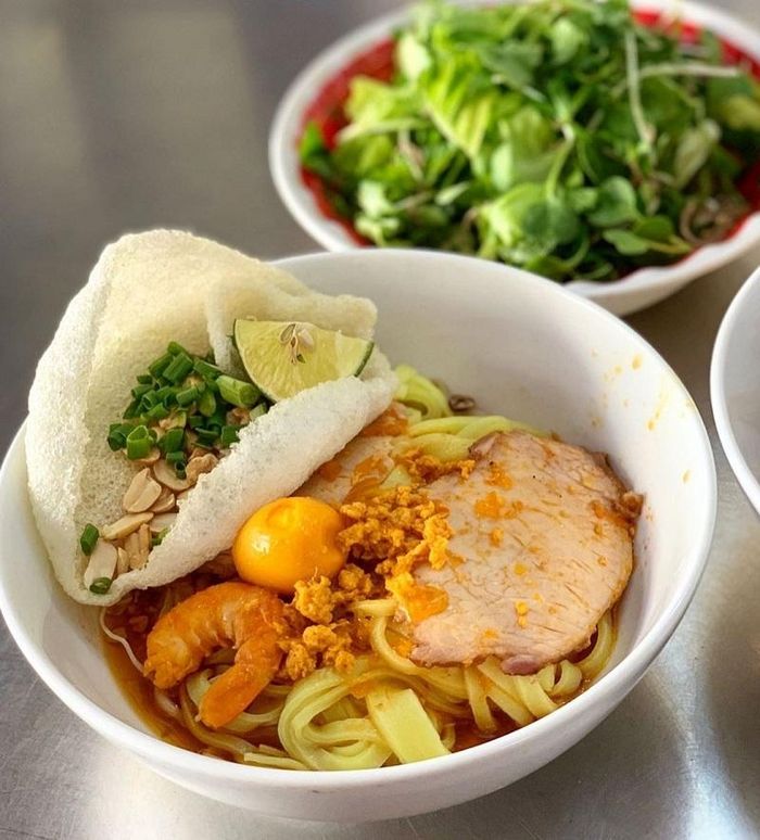 Mì Quảng không chỉ là niềm tự hào của người dân phố Hội mà của cả xứ Quảng. Tô mì hấp dẫn với sợi mì mềm mềm cùng với phần nhân là thịt lợn, tôm, thịt gà, thịt ếch, thịt cá lóc (đôi khi có trứng luộc) cùng với nước dùng được hầm từ xương heo. Thông thường nước dùng được gọi là nước nhưng đây cũng là một loại nước lèo nhưng rất cô đặc và ít nước. Ngoài ra mì còn được dùng kèm với bánh tráng mè, thêm cả đậu phộng rang giòn thơm tạo nên hương vị đặc trưng. Mì Quảng là một món ăn dân giã nhưng màu sắc và hương vị cũng đủ kích thích vị giác của những thực khách khó tính nhất.