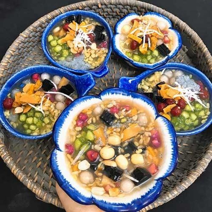 Chè là món ăn vặt hấp dẫn du khách nhiều nhất trong chợ. Chè Hội An giản dị nhưng lại rất thơm ngon, một số món chè nổi tiếng ở đây là chè hạt sen, chè mè đen, chè xí mà, chè đậu ván, chè trôi nước, chè bắp… Dù mùa hè hay mùa đông, những sạp chè với nhiều màu sắc bắt mắt, đều có thể phục vụ thực khách với hàng trăm loại khác nhau.