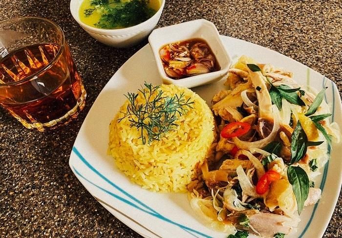 Trong các món ăn đặc sản Hội An chắc chắn không thể thiếu cơm gà. Đây là một món ăn thân thuộc và phổ biến nhất của Quảng Nam. Dù có rất nhiều nơi bán, nhưng vị ngọt dai, béo ngậy của thịt gà ta, vị chua thanh, mằn mặn của dưa muối, dưa góp kết hợp với bát canh gà đậm vị thì chẳng đâu sánh bằng.
