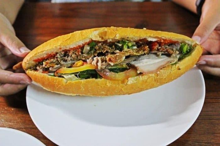 Bánh mì Hội An không chỉ nổi tiếng khắp cả nước, mà còn nổi tiếng cả trên thế giới. Với những chiếc bánh mì luôn nóng, giòn, ruột bánh dai dai, nhân bánh nhiều chủng loại kết hợp với rau ăn kèm và nước sốt tự làm, bánh mì ở Hội An đã đi vào lòng du khách một cách bình dị mà hoàn hảo nhất.